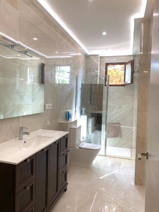 AMPLIA VIVIENDA NEW para12 pers a 4 min caminando de PLAYA con Terraza, Piscina Com, Wifi, Ventiladores de techo, Lavavajillas Roquetas de Mar Exterior foto